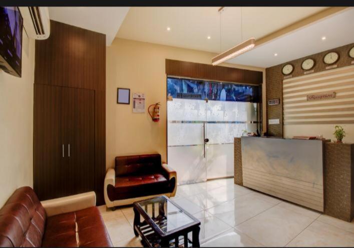 Hotel Emerald Near T2 International Airport Bombay Exterior foto