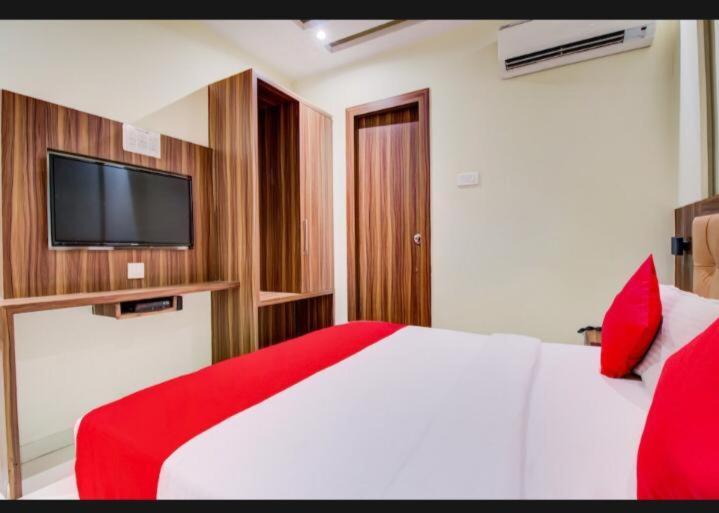 Hotel Emerald Near T2 International Airport Bombay Exterior foto