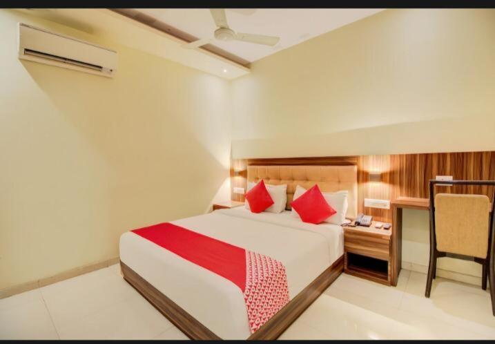 Hotel Emerald Near T2 International Airport Bombay Exterior foto