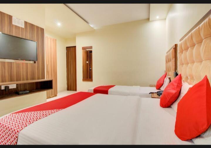 Hotel Emerald Near T2 International Airport Bombay Exterior foto