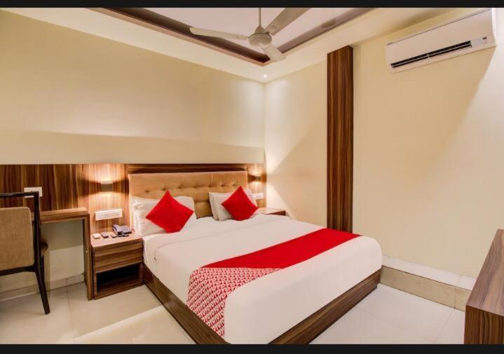 Hotel Emerald Near T2 International Airport Bombay Exterior foto